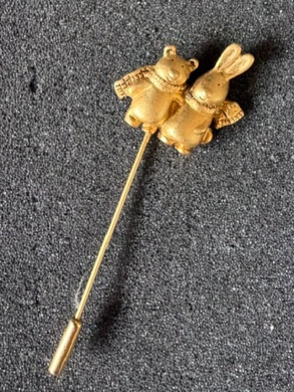 Adorable Vintage Bunny and Mouse Best Friends Scarves Gold Tone Stick Pin